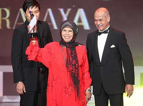 Ruminah Sidek sewaktu menerima anugerah Pelakon Pembantu Wanita Terbaik di Festival Filem Malaysia ke-21 pada tahun 2008.