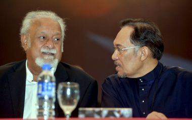  Datuk Seri Anwar Ibrahim menyatakan sesuatu kepada Karpal Singh pada sesi penggulungan Kongres PKR di Dewan Sivik MBPJ pada Sabtu.