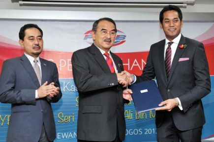 Menteri Belia Dan Sukan Khairy Jamaluddin Abu Bakar (kanan) menyerahkan nota serah tugas Pengerusi Perbadanan Usahawan Nasional Berhad (PUNB) kepada Ali Rustam yang dilantik sebagai Pengerusi baru PUNB pada majlis serah tugas Pengerusi PUNB di PUNB, KL Sentral, Kuala Lumpur pada Selasa. - FotoBERNAMA