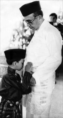 KENANGAN LALU...Nazir bersama-sama ayahandanya Tun Razak pada majlis sambutan Hari Raya Aidilfitri.