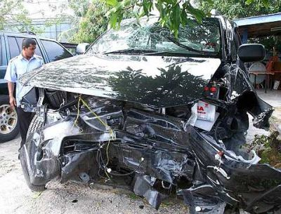 KEADAAN kereta Datuk Maznah Mazlan yang terlibat dalam kemalangan di Jalan Tengku Ampuan Intan Tengah Zaharah, Kuala Terengganu tengah hari ini. - foto The Star oleh M.AZHAR ARIF