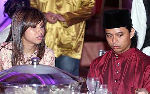 Mizz Nina dan Noh ditemui datang berduaan padaq resepsi perkahwinan aktres Datin Umie Aida dan suaminya, Datuk Khairuddin Abu Hassan pada 28 Mac lalu di Hotel One World, Petaling Jaya. - Foto oleh RICKY LAI
