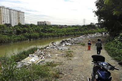 Sungai Klang yang memisahkan Puchong dan Taman Medan dicemari sampah-sarap.