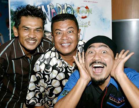  Dari kiri Mazlan Pet Pet, Azlee dan Wahid semasa tayangan perdana filem 'Senario The Movie Episod 2: Beach Boys' pada hari Selasa yang lalu.