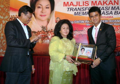 Isteri Perdana Menteri, Datin Seri Rosmah Mansor menerima cenderahati daripada Jurucakap Majlis Perunding Pelajar Kebangsaan, Hafiz Ariffin di Majlis Makan Malam Bersama Pemimpin Mahasiswa Nasional di Pusat Dagangan Dunia Putra (PWTC). Turut hadir Menteri Belia dan Sukan, Datuk Seri Ahmad Shabery Cheek yang juga Pengerusi Biro Kelab Umno Luar Negara (kiri). -fotoBERNAMA