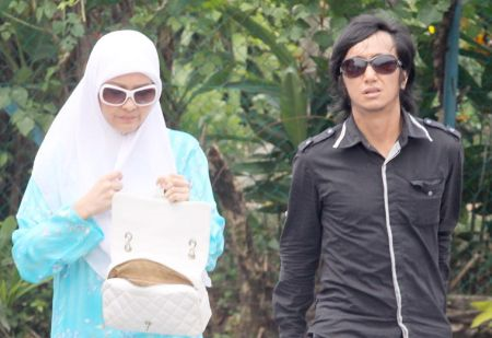 Radhi dan Shazlin hadir bersama ke Mahkamah Rendah Syariah Petaling Jaya hari ini. -Foto Utusan