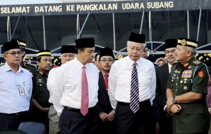 Perdana Menteri Datuk Seri Najib Tun Razak diberi penerangan oleh Panglima Tentera Darat, Jeneral Tan Sri Zulkifli Zainal Abidin (kanan) sambil diperhatikan oleh Menteri Pertahanan Datuk Seri Zahid Hamidi semasa hadir bagi memberi penghormatan terakhir kepada jenazah Prebet Ahmad Hurairah Ismail dan Prebet Ahmad Farhan Ruslan yang tiba di Pangkalan Tentera Udara Malaysia (TUDM) di sini, Rabu. -Foto BERNAMA 