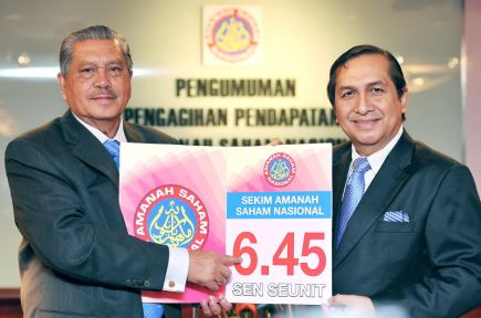 PENGAGIHAN PENDAPATAN ASN...Pengerusi Permodalan Nasional Berhad (PNB), Tun Ahmad Sarji Abdul Hamid (kiri) mengumumkan pengagihan pendapatan sebanyak 6.45 sen seunit bagi Sekim Amanah Saham nasional (ASN) untuk tahun kewangan berakhir 31 Disember 2013 di Menara PNB di Kuala Lumpur pada Isnin. Turut hadir Presiden merangkap Ketua Pegawai Eksekutif Kumpulan PNB, Tan Sri Hamad Kama Piah Che Othman (kanan). -Foto BERNAMA. 