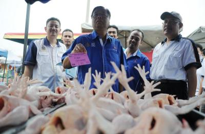 Menteri Perdagangan Dalam Negeri, Koperasi dan Kepenggunaan Datuk Seri Ismail Sabri Yaakob (tengah) menunjukkan contoh tanda harga barang kawalan musim perayaan ketika memeriksa harga barang kawalan musim perayaan di Pasar Pagi Kerayong pada perasmian Majlis Skim Kawalan Harga dan Jualan Mesra Musim Perayaan Hari Raya Aidilfitri.-Foto BERNAMA 