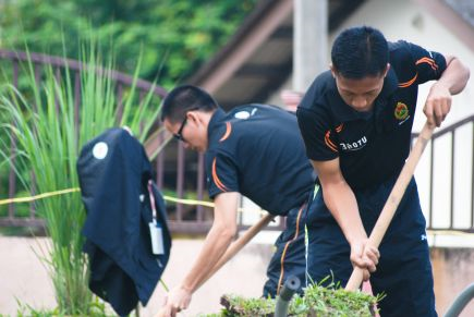  Mahasiswa yang terlibat dalam program ini turut membantu membersih dan menghias kawasan sekitarRumah Orang-Orang Tua Seri Kenanga, Seremban.