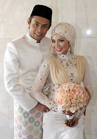 Zaquan Adha dan Ayu Raudhah selamat bergelar suami-isteri.