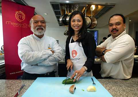 Pengurus Saluran Astro Ria, Azlin Reza Azmi (tengah) bersama dua juri untuk sesi ujibakat MasterChef Malaysia, Chef Johari Edrus (kiri) dan Chef Zubir Md Zain. - Foto KAMARUL ARIFFIN