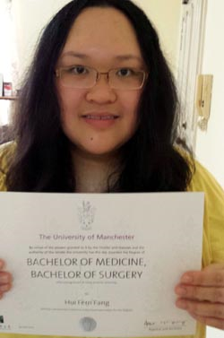 Dr Fang menunjukkan Ijazah yang diperolehinya dari Universiti Manchester, United Kingdom.