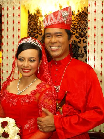 Emelda dan Adlin di majlis berinai. -foto mStar