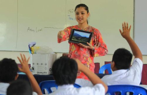 Pengalaman sebagai guru sandaran mengajar aktres Lisa Surihani untuk mendidik para pelajar tingkatan 1 Usaha, SMK Pendamaran Jaya bersempena program 