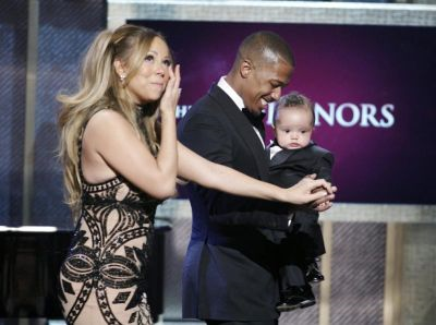 Mariah Carey bersama suami Nick Cannon dan salah seorang anak kembar mereka, Moroccan ketika menerima Anugerah Penghibur BET di New York, awal tahun ini.