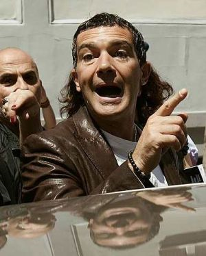 Pelakon dan Direktor filem Sepanyol, Antonio Banderas beredar selepas menghadiri sidang media mengenai filem terbarunya 'Dia Roto' pada Festivel Filim Malaga ke-12 di selatan Sepanyol - foto REUTERS