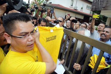 Jamal (kiri) menyerahkan memorandum kepada Ambiga menerusi Pengerusi Bersama Bersih, Datuk A. Samad Said dan Datuk Hishamuddin Rais. Foto THE STAR oleh AHMAD IZZRAFIQ ALIAS