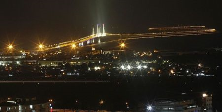 Keadaan jambatan kedua Pulau Pinang selepas disalurkan bekalan elektrik malam Rabu.