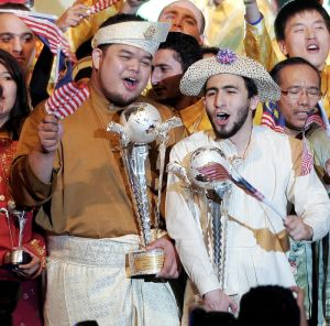  Derrick bersama Johan Kategori Nusantara dari Malaysia, Mohd Ikhwan Mohd Rosseli (kiri) dan Piala Perdana Menteri yang dimenangi pada pertandingan akhir Pidato Antarabangsa Bahasa Melayu 2013 di Pusat Konvensyen Antarabangsa Putrajaya (PICC), malam Jumaat.