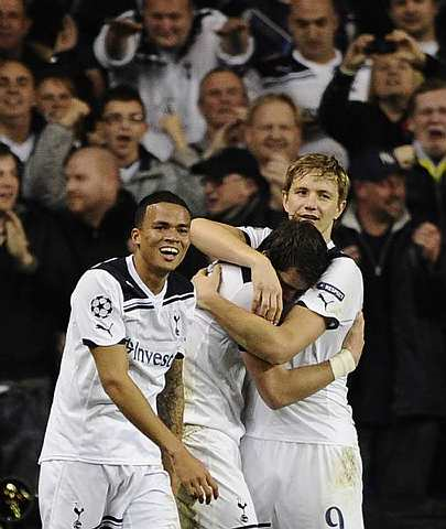 Pavlyuchenko (kanan) memeluk Bale (tengah) selepas dia mencipta peluang bagi gol ketiga Spurs.