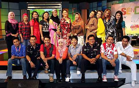 Pengurus Besar Kumpulan Pengurusan Jenama TV3, Nurul Aini Abu Bakar (lima dari kanan), bersama krew TV3, tenaga produksi dan barisan artis yang terlibat dalam slot Senda Pagi. foto The Star oleh RICKY LAI