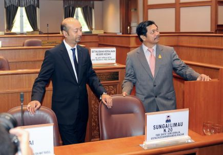 Menteri Besar Kedah, Datuk Mukhriz Tun Mahathir (kiri) melawat Bangunan Dewan Undangan Negeri (DUN) Kedah sambil ditemani Setiausaha Kerajaan Negeri Kedah, Datuk Rasli Basir pada hari pertama beliau memulakan tugas sebagai Menteri Besar Kedah di Wisma Darul Aman di Alor Setar pada Selasa. - Foto BERNAMA