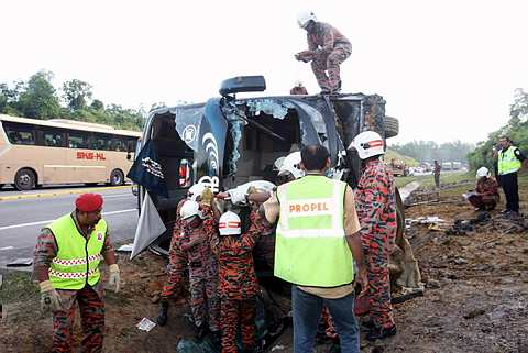 PASUKAN mencari dan menyelamat memeriksa keadaan bas dua tingkat yang terbalik di KM KM 443 Lebuh Raya Utara-Selatan dekat Rawang awal pagi tadi, yang mengorbankan enam orang termasuk pemandunya. 