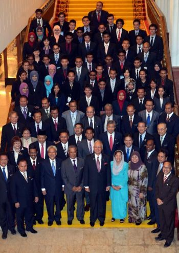 Perdana Menteri Datuk Seri Najib Tun Razak (tengah) dan Timbalan Perdana Menteri Tan Sri Muhyiddin Mohd Yassin bersama menteri-menteri kabinet serta peserta-peserta Felo Perdana pada majlis penyerahan peserta program felo perdana di Bangunan Parlimen di Kuala Lumpur pada Isnin. Foto RAJA FAISAL HISHAN / THE STAR
