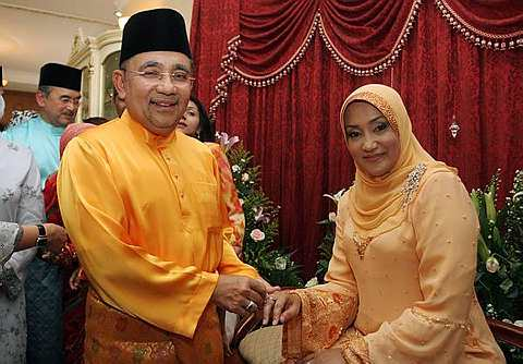 Isteri kedua khalid samad