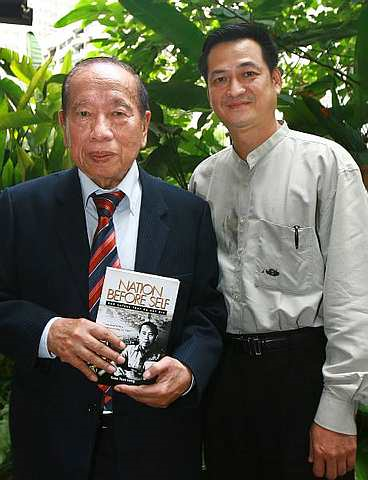 Yuen Yuet Leng (kiri) dan Koo Chee Sing. - Foto THE STAR Oleh CHAN TAK KONG 