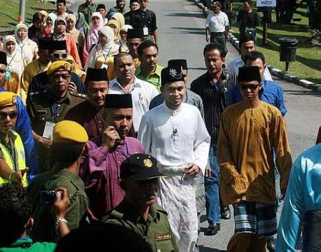 Rombongan Mawi selamat tiba di perkarangan Masjid Sultan Abu Bakar, Johor Bahru. Telatah Mawi yang tetap sempoi dan tersenyum girang di hari bahagianya. 