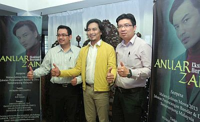 Anuar Zain (tengah) bersama penaja konsert amal melibatkannya.