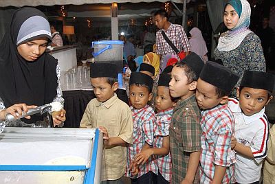 Amalan bersedekah dan memberi makan kepada golongan miskin serta anak-anak yatim mendapat ganjaran pahala yang besar pada bulan Ramadan. - Gambar hiasan.