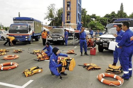 Pasukan Jabatan Pertahanan Awam menyiapkan kelengkapan dalam menghadapi banjir pad musim tengkujuh. 