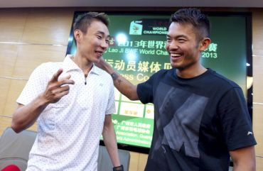 Chong Wei berseloroh dengan pesaingnya dari China, Lin Dan (kanan) sebelum Kejohanan Badminton Dunia 2013 bermula.