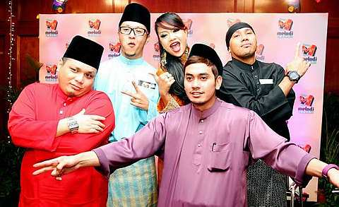 Mimi (dua dari kanan) dan Jojoe (kanan) bersama-sama ahli dan bekas ahli One Nation Emcees di rakaman Melodi Raya 2011. - Foto SHAARI CHE MAT