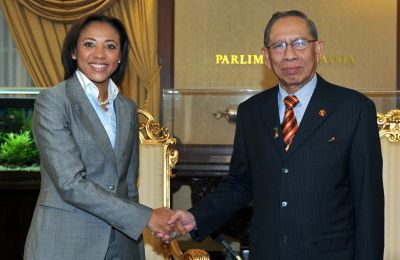 Abu Zahar menerima kunjungan hormat Wakil Residen Program Pembangunan Pertubuhan Bangsa Bersatu (UNDP), Michelle Gyles-McDonnough di pejabatnya di Bangunan Parlimen, Kuala Lumpur pada Khamis.- fotoBERNAMA