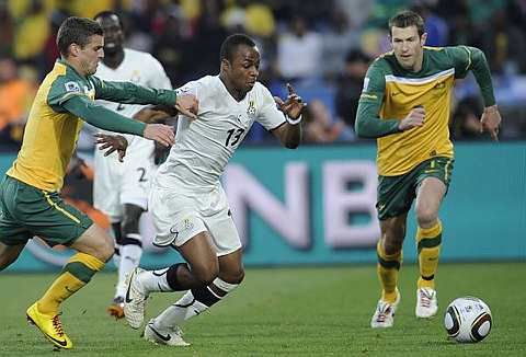 Pemain tengah Ghana, Andre Ayew (tengah) meloloskan diri daripada pemain Australia pada perlawanan Kumpulan D Piala Dunia 2010 antara Ghana-Australia hari ini di Stadium Royal Bafokeng, Rustenburg. Foto AFP 