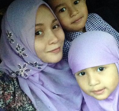 Anne Ngasri bersama anak