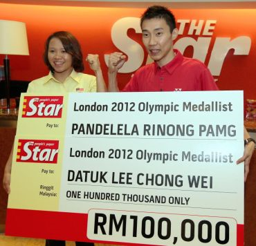 Chong Wei (kanan) dan Pandelela bersama replika cek yang disumbangkan oleh The Star.