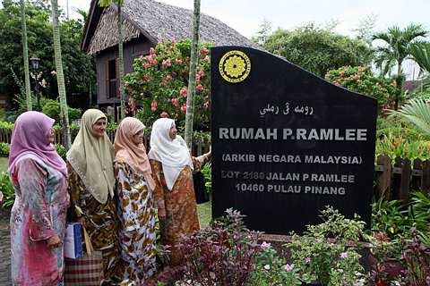 Sekumpulan pelawat berkunjung ke rumah peninggalan P.Ramlee di Pulau Pinang.