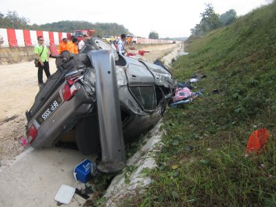 Keadaan kereta yang terbalik dalam kemalangan di Lebuhraya Utara Selatan di Kilometer 444.7 arah Kuala Lumpur dekat Rawang.