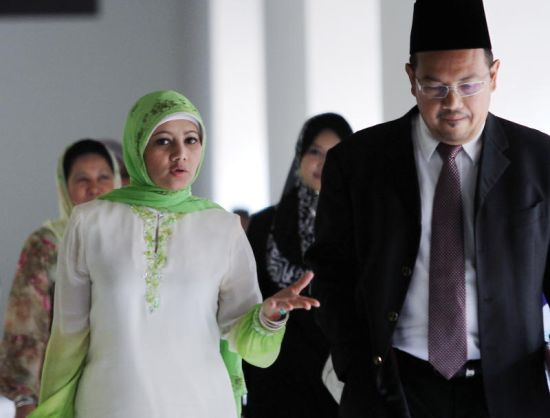 A. Aida ditemani peguamnya, Zulkifli Che Yong ketika hadir ke Mahkamah Syariah Kuala Lumpur di sini pada Isnin.