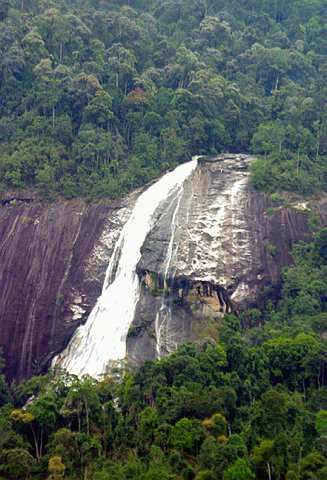 CANTIK... Air terjun Gunung Stong ialah antara tarikan utama pelancong ke daerah Gua Musang. Air terjun tujuh tingkat setinggi 457 meter dari paras laut itu juga dikatakan tertinggi di Asia Tenggara. - Foto BERNAMA