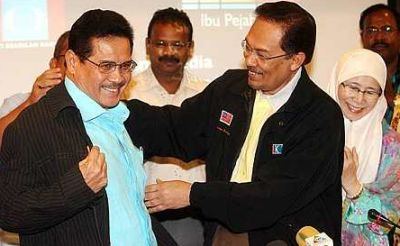 PENASIHAT Parti Keadilan Rakyat, Datuk Seri Anwar Ibrahim mengenakan jaket sebagai simbolik penyertaan ADUN Bota, Nasarudin Hashim (kiri) ke dalam parti itu petang ini. Turut memerhatikan ialah Presiden PKR, Datuk Seri Dr. Wan Azizah Wan Ismail. - foto The Star oleh AZHAR MAHFOF   