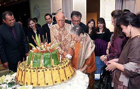 Tan Sri Ahmad Othman Merican dan isteri Puan Sri Mahani Abdullah ditemani sanak saudara memotong pulut kuning pada majlis sambutan hari jadi beliau di sebuah hotel, di sini, malam tadi. Pengasas Radio Televisyen Malaysia (RTM) itu menyambut ulang tahun ke-85, manakala Mahani pula menyambut ulangtahun ke-81.-Foto BERNAMA.