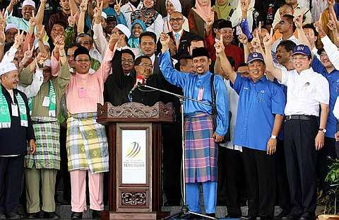 Pegawai Pengurus Pilihan Raya DUN Kerdau, Datuk Tariff Abdul Rahman mengangkat tangan calon Barisan Nasional, Syed Ibrahim Syed Ahmad dan calon PAS, Hassanuddin Salim selepas mengesahkan dua calon tersebut bertanding di PRK DUN Kerdau. Bersama mereka (dari kiri) ialah Naib Presiden PAS, Datuk Tuan Ibrahim Tuan Man, Presiden PAS, Datuk Seri Abdul Hadi Awang, Timbalan Perdana Menteri, Tan Sri Muhyiddin Yassin dan Timbalan Presiden MCA, Datuk Seri Liow Tiong Lai. - Foto THE STAR Oleh SAMUEL ONG 