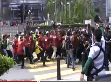 Rakaman video menunjukkan sekumpulan perusuh merempuh benteng polis di KLCC.