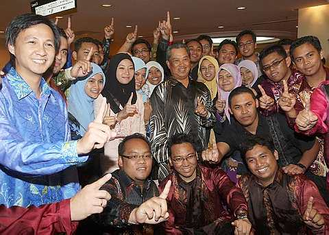 Timbalan Perdana Menteri Tan Sri Muhyiddin Mohd Yassin (tengah) bergambar kenangan bersama Persatuan Mahasiswa Johor daripada Universiti Kebangsaan Malaysia (UKM) Bangi sambil menunjukkan isyarat 1Malaysia selepas majlis 'Gala Dinner' Malam Tanjung Puteri di Dewan MATRADE di Kuala Lumpur, malam tadi. -foto Bernama